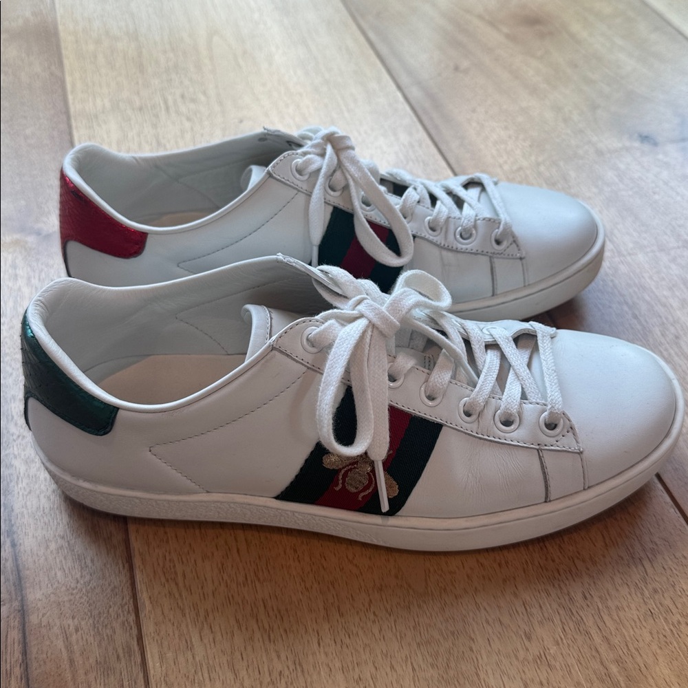 Women's Gucci Ace sneaker with bee